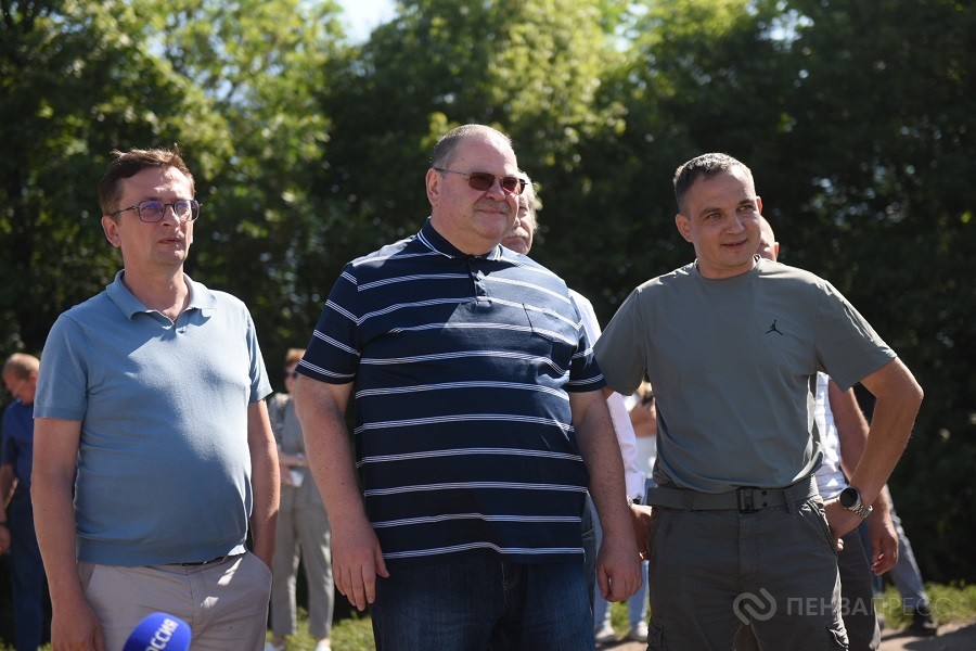 Поликлиника, школа, котельная, дороги: губернатор Олег Мельниченко посетил Кузнецкий район