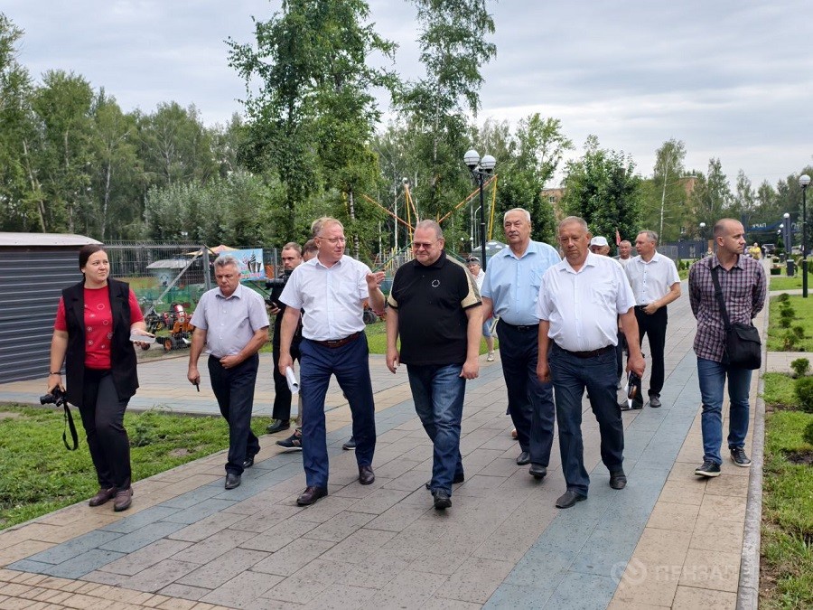 Пешеходная зона, сквер и парк: пензенский губернатор осмотрел объекты в Каменском районе