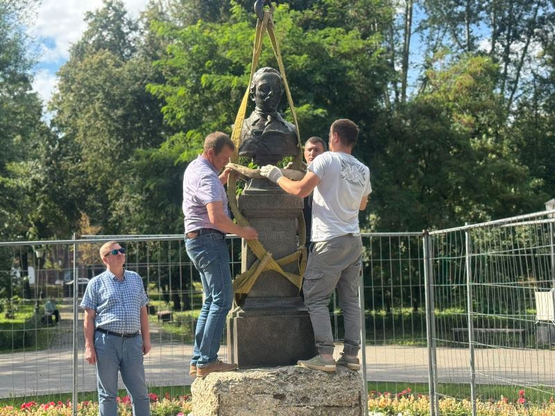 В сквере Лермонтова в Пензе началась реставрация бюста поэта