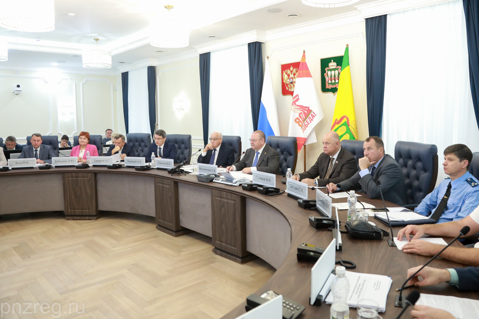 Губернатор Олег Мельниченко поручил уделить особое внимание подбору педагогов в новых школах