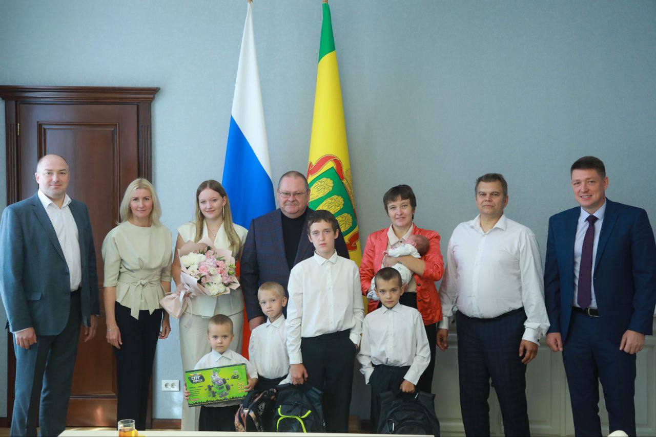 Губернатор Олег Мельниченко помог семьей с шестью детьми собраться в школу