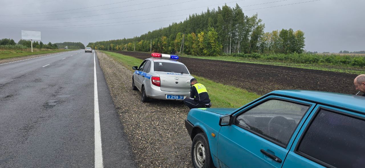 В Иссинском районе инспекторы ДПС помогли водителю заглохшего автомобиля