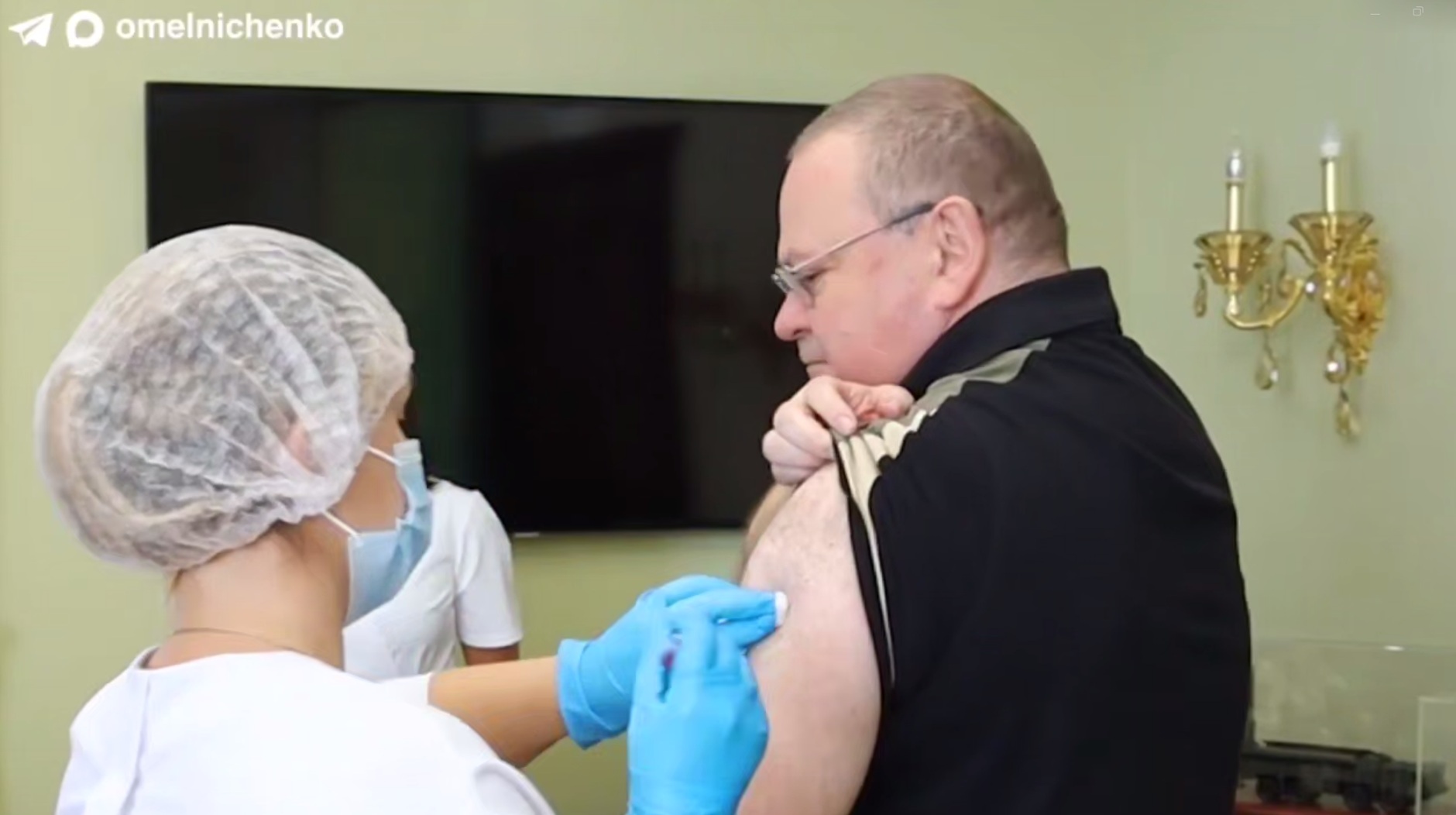 Губернатор Пензенской области Олег Мельниченко привился от гриппа и пневмококка