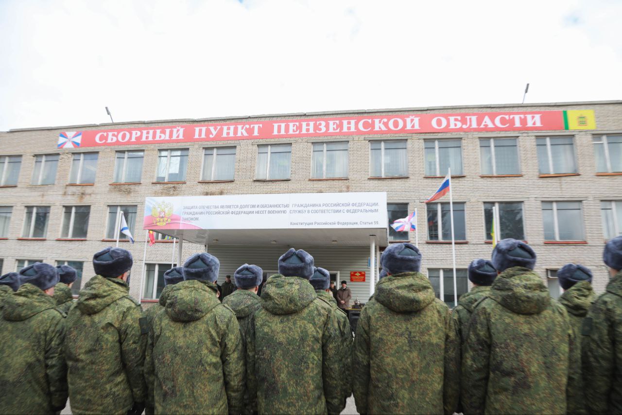 Со сборного пункта Пензенской области к месту службы отправились около 40 срочников
