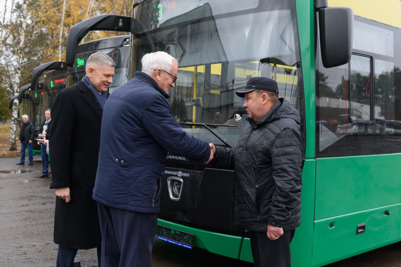 Зареченским водителям передали ключи от четырех новых автобусов