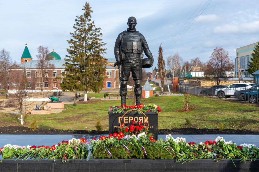 В Русском Камешкире открыт памятник павшим при защите Родины землякам