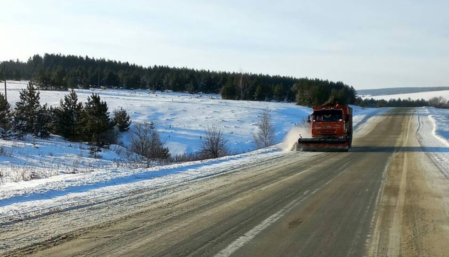 В Пензенской области бороться со снегом и гололедом на федеральных трассах будет более 190 спецмашин