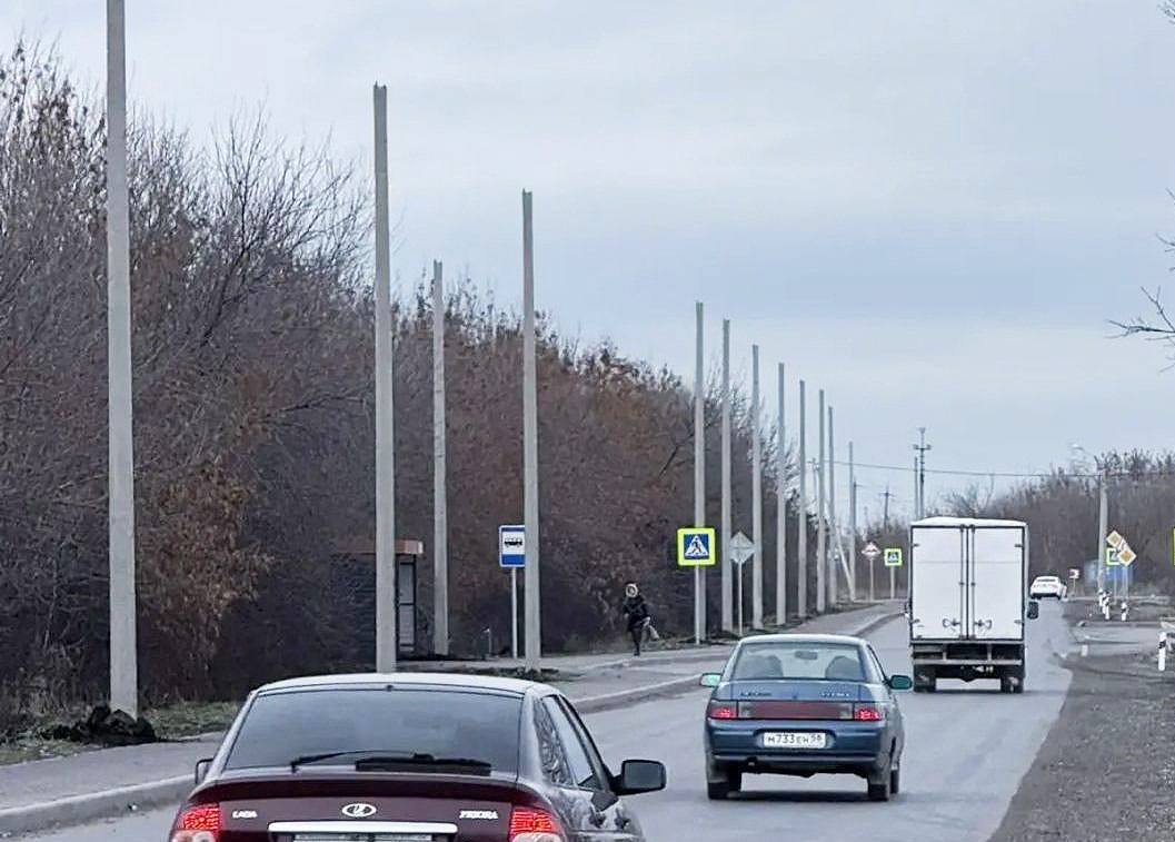 В Пензе на улицах Новоселов и Коннозаводской монтируют уличное освещение