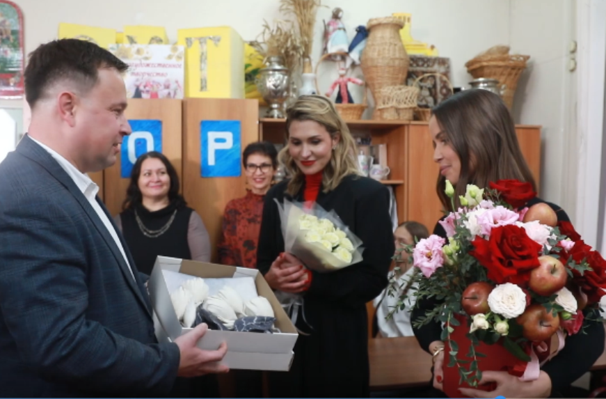 Министр культуры и туризма региона передал певице Татьяне Куртуковой подарки от губернатора