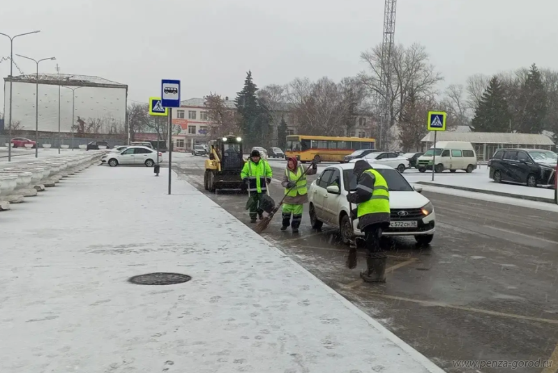 В Пензе с последствиями первого снегопада борются 26 спецмашин