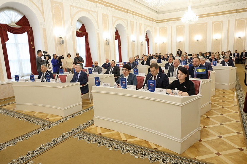 Проект бюджета, АУСН, инвестиции в молочное производство, выплаты педагогам и сиротам: в пензенском Заксобрании прошла сессия