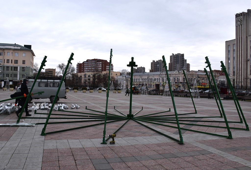 На площади Ленина в Пензе началась установка новой главной новогодней елки