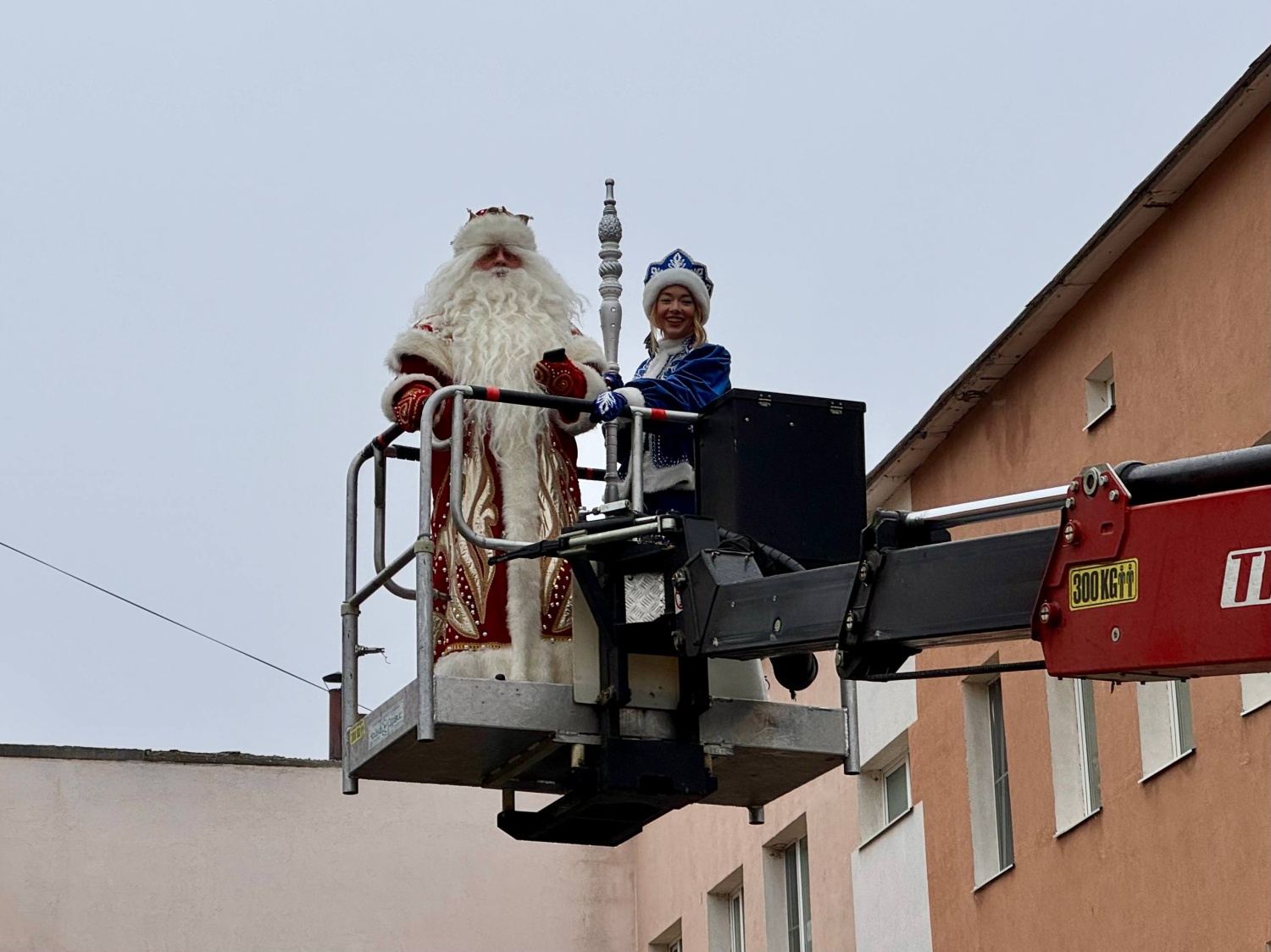 Пациентов областной детской больницы в Пензе навестил Дед Мороз на автовышке