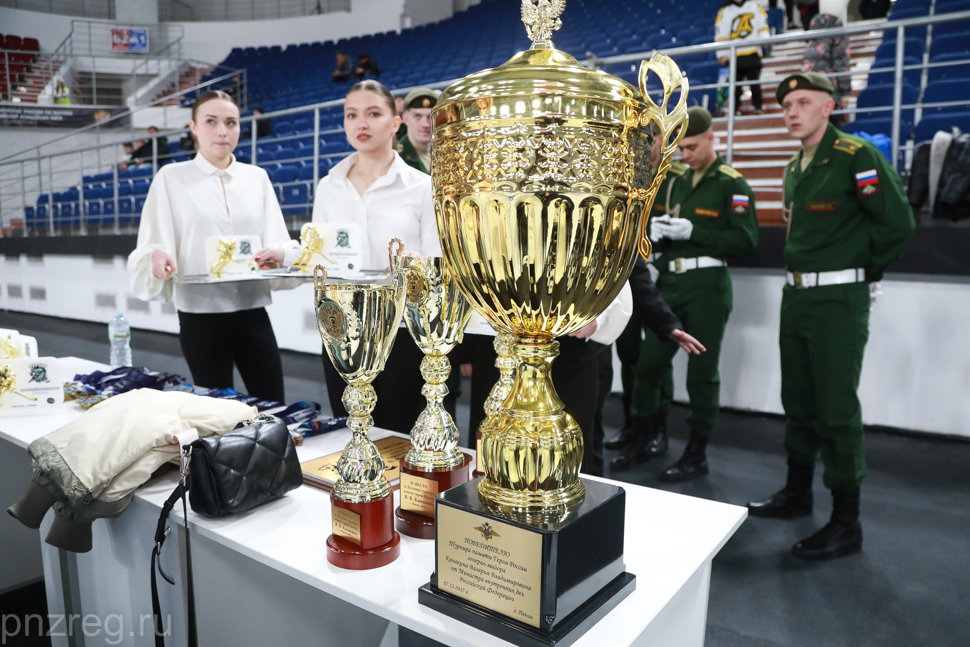 Глава МВД РФ передал кубок первого хоккейного турнира имени Валерия Канакина в Пензе