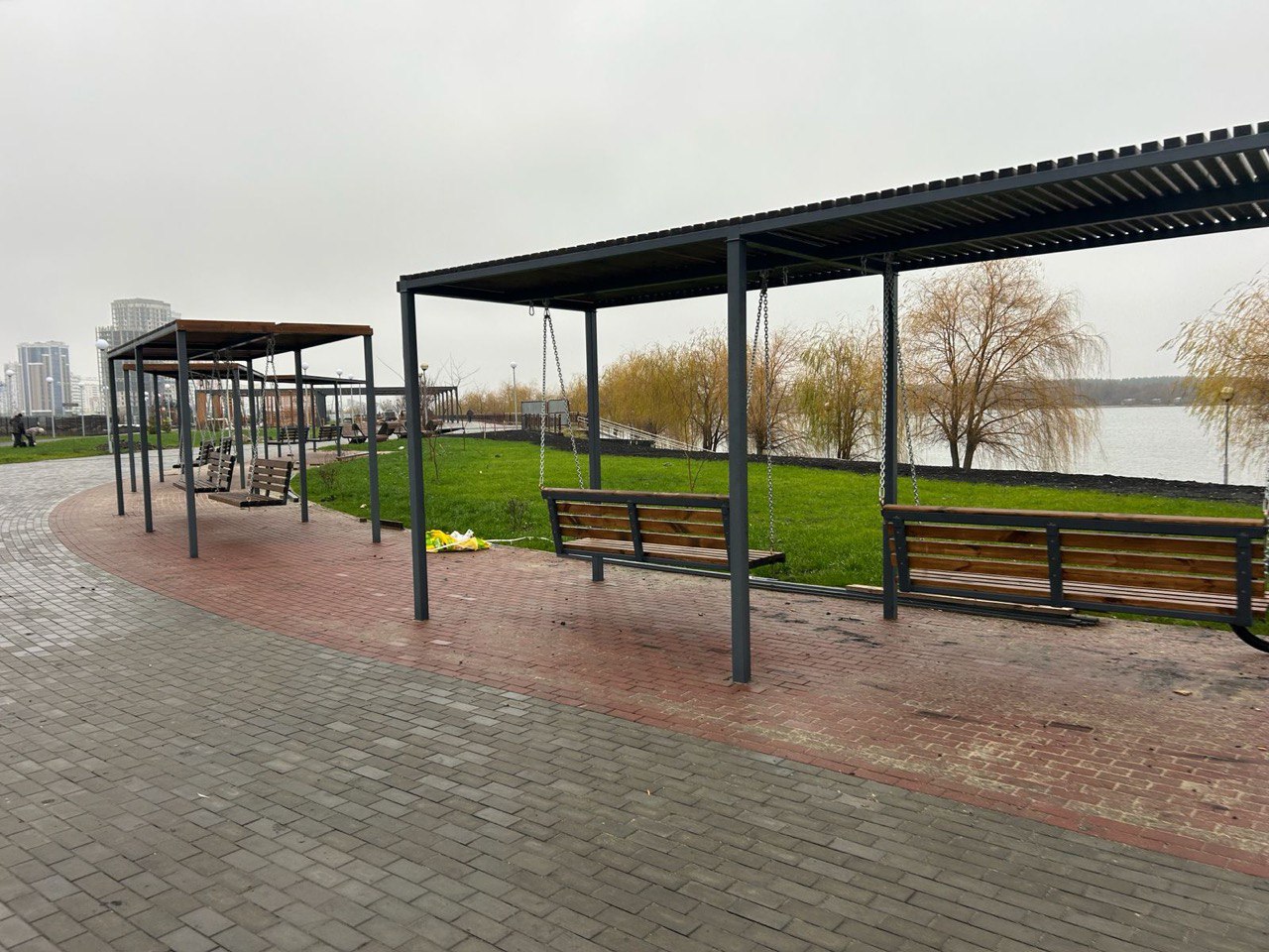 В набережной в пензенском Городе Спутнике установили качели с навесом