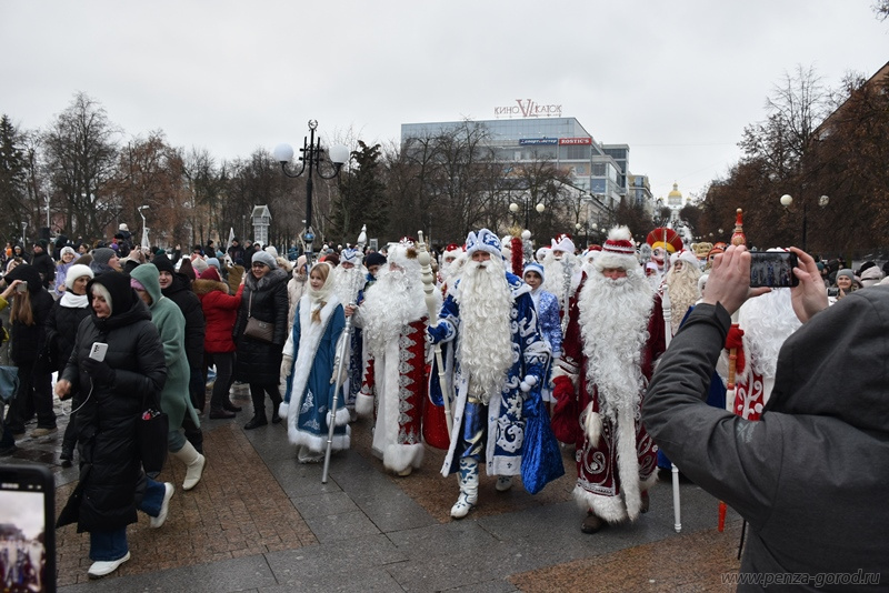 Шествие Дедов Морозов открыло новогоднюю кампанию в Пензе