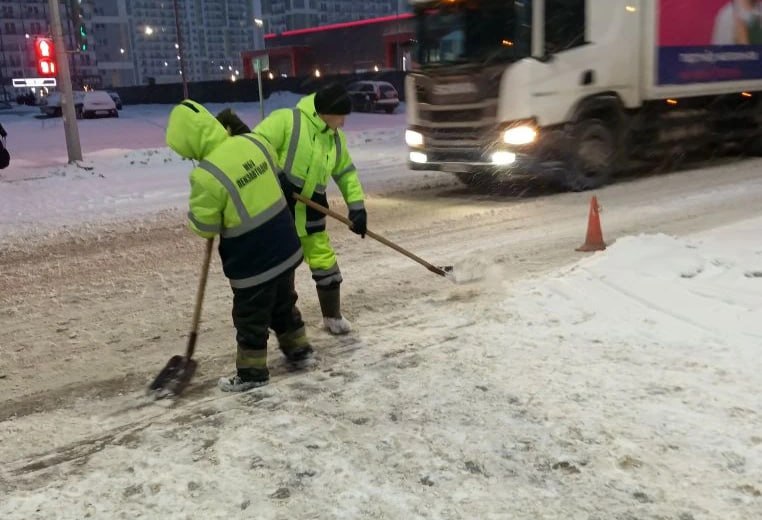 Коммунальшики устраняют в Пензе последствия ночного снегопада