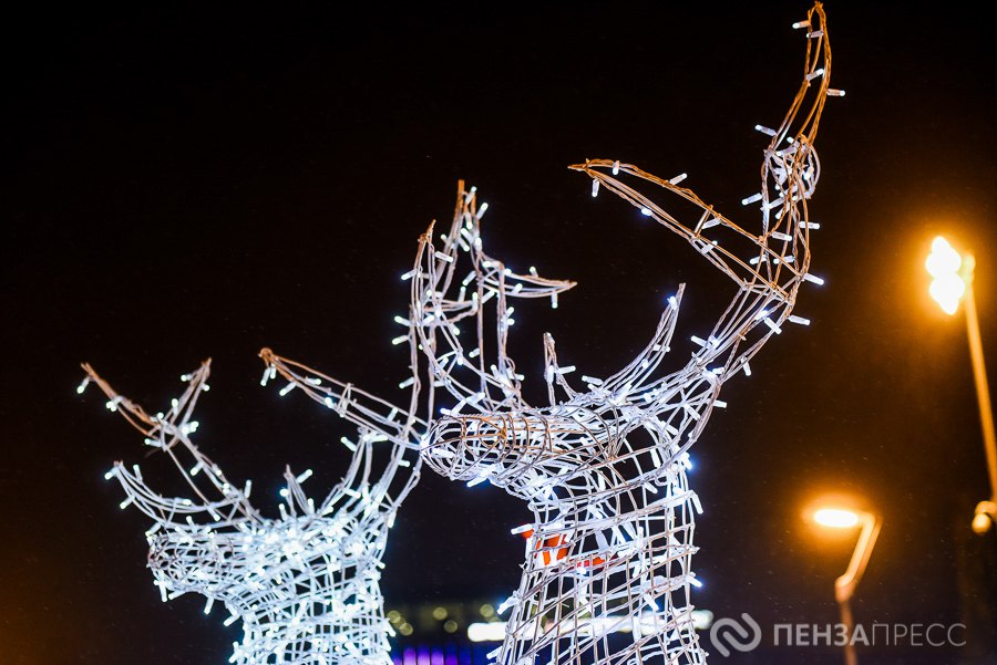 Более 1500 объектов торговли и сферы услуг подготовили свои предприятия к новогодним праздникам,