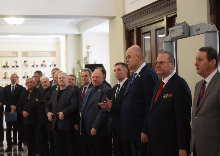 Губернатор Олег Мельниченко открыл экспозицию, посвященную органам власти и выдающимся землякам