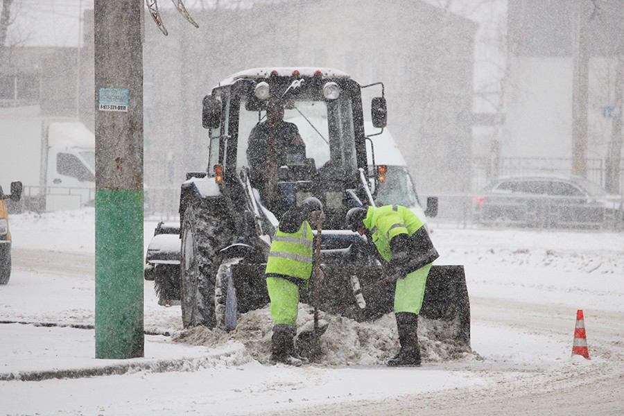 На улицах Пензы 3 января в снегопад работают более 240 единиц спецтехники