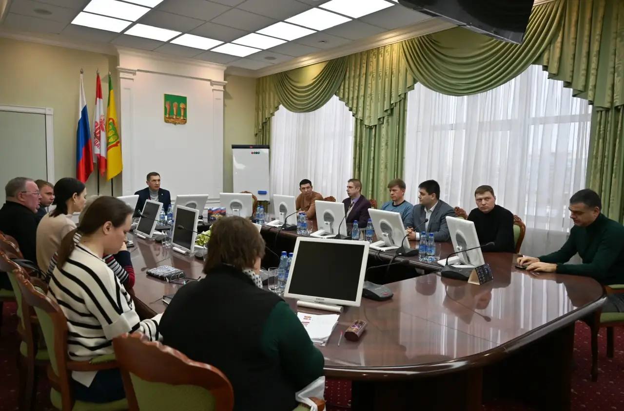 Глава Пензы Олег Денисов поручил активизировать уборку дорог и дворов перед выходом детей в школы с каникул