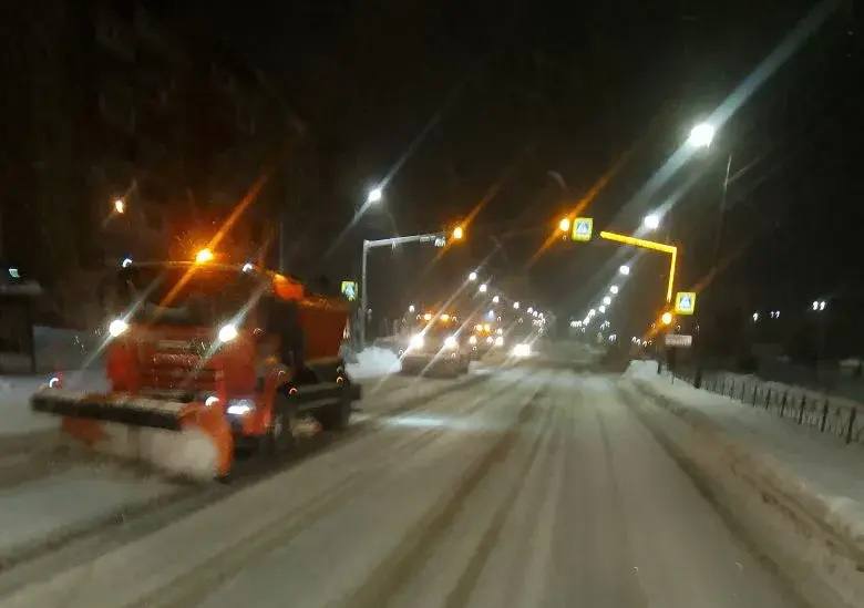 На улицах Пензы снег убирают 115 спецмашин