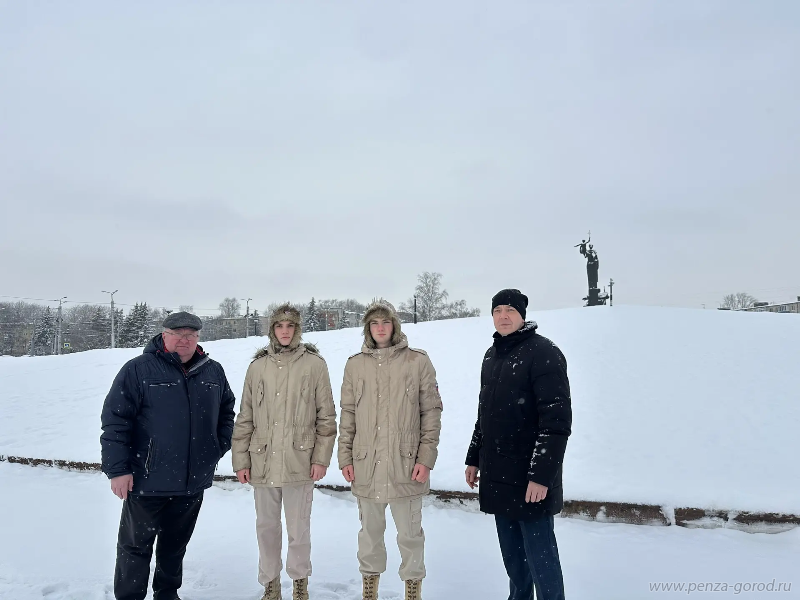 Пензенцам напомнили о недопустимости катания с горки у монумента трудовой и воинской Славы