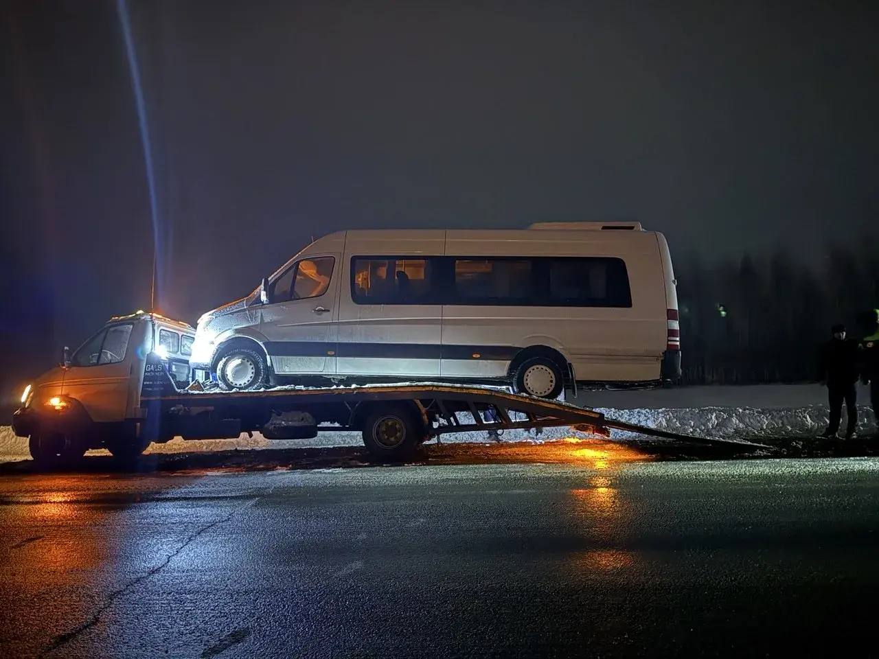 Инспекторы ДПС помогли людям в заглохшем автобусе на трассе в Иссинском районе