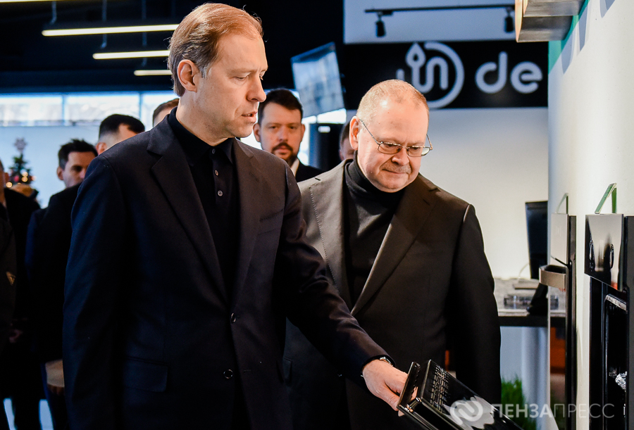 Первый вице-премьер РФ Денис Мантуров и губернатор Олег Мельниченко осмотрели пензенские предприятия