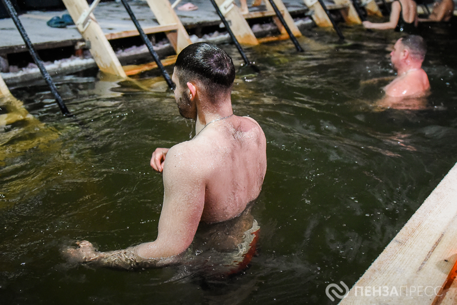 Пензенцам рассказали, как безопасно окунуться в прорубь на Крещение