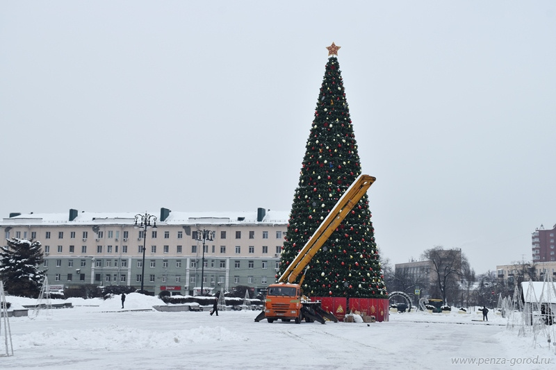 На площади Ленина в Пензе начался демонтаж новогодней елки