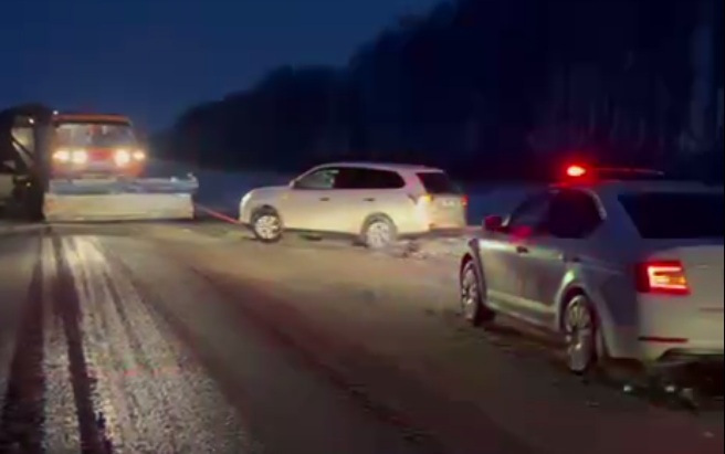 В Каменском районе инспекторы ДПС вызволили из снега внедорожник