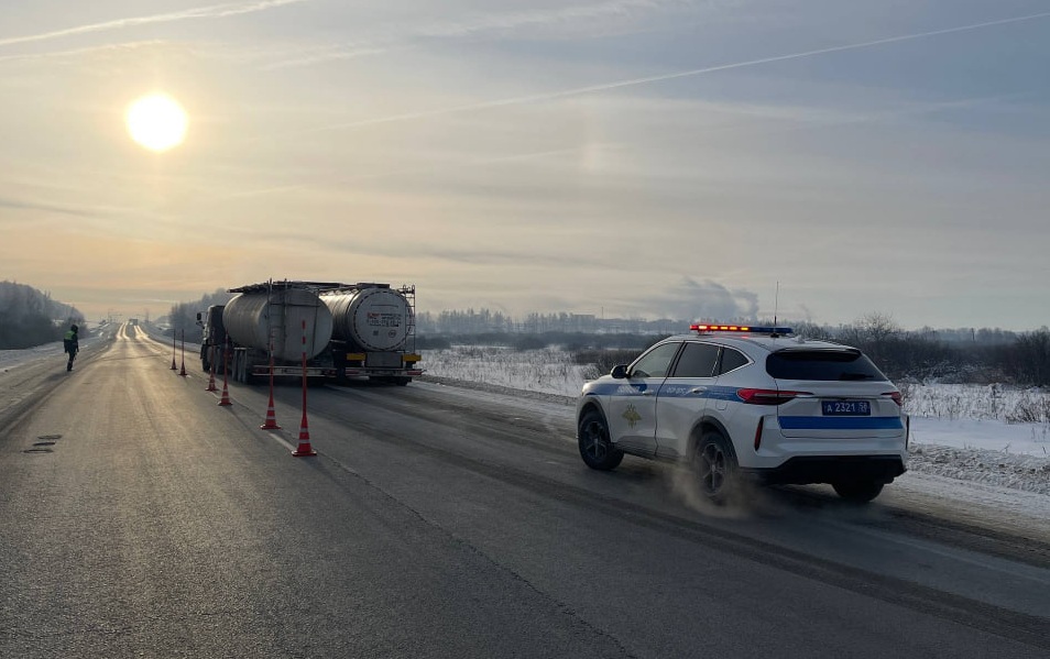 Сотрудники ДПС помогли водителю заглохшего на трассе в Нижнеломовском районе грузовика