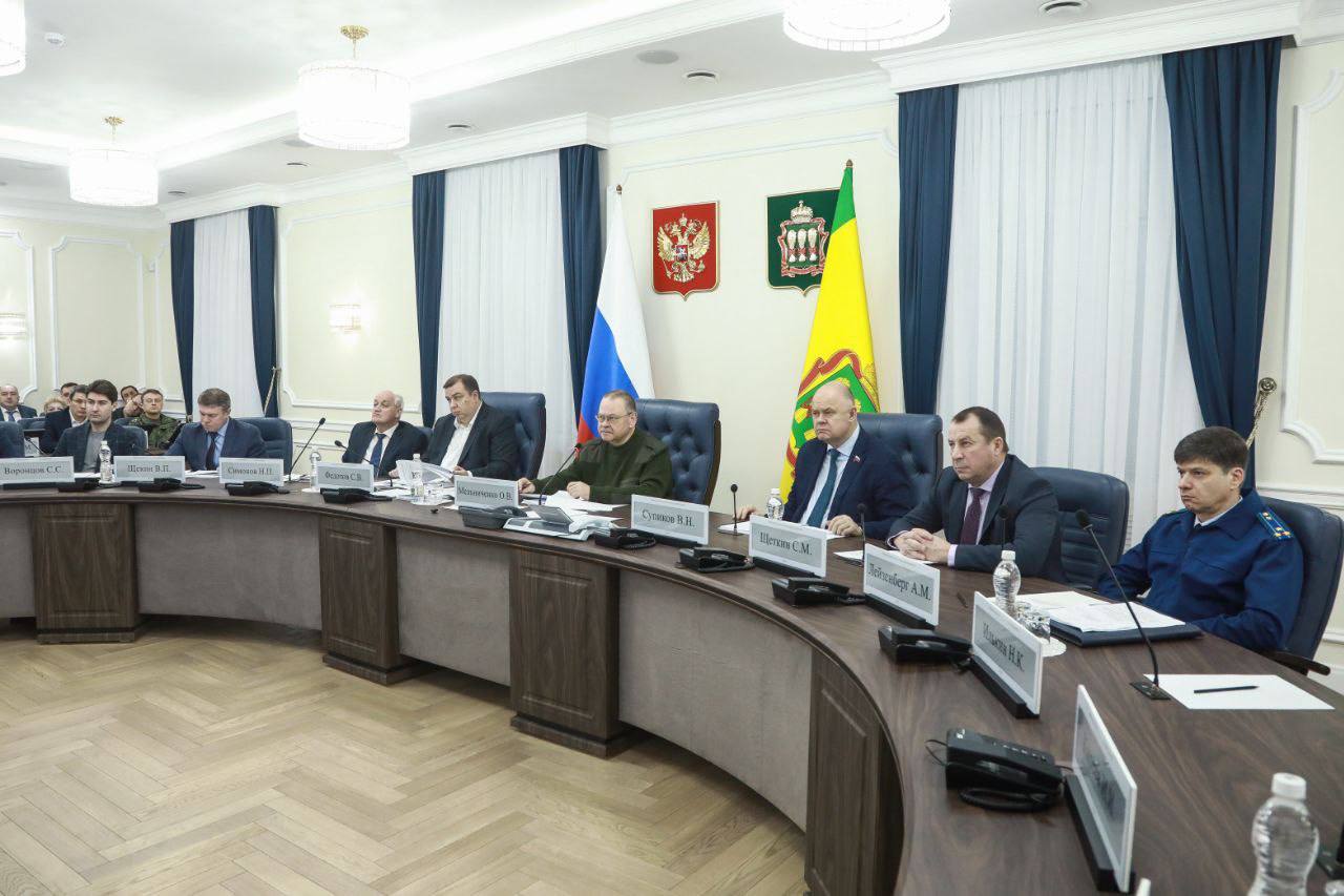 В Пензе с пожаром после падения БПЛА борются более ста человек