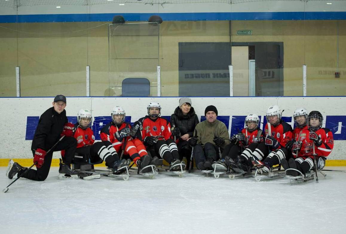 В Кузнецке ветераны спецоперации начали играть в следж-хоккей