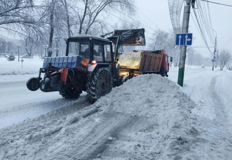 В Пензе обработкой гололеда и уборкой снега занимаются сто спецмашин