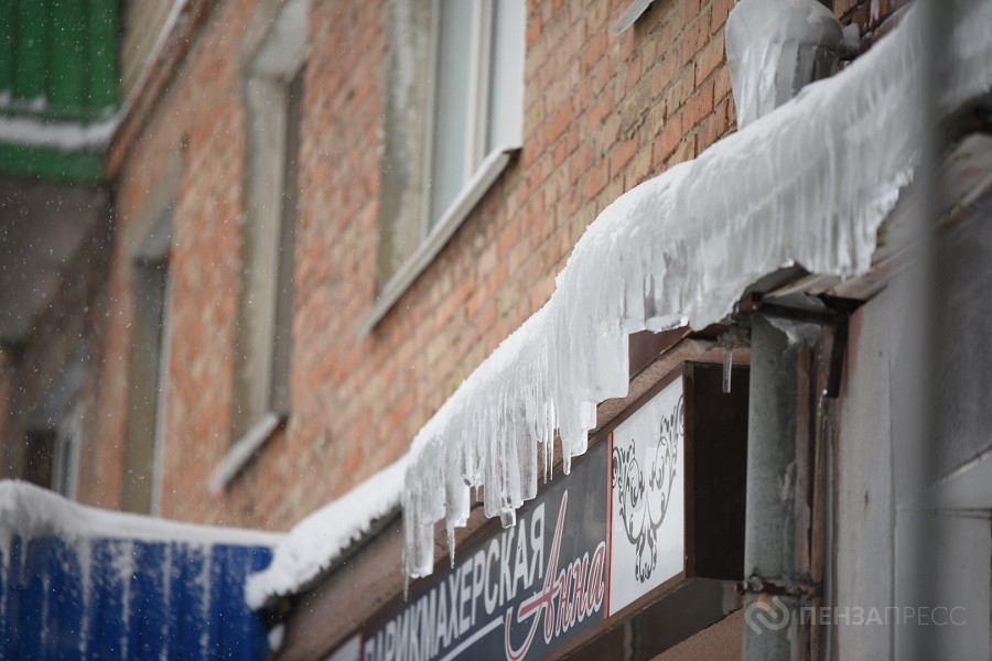 Пострадавшая от падения глыбы льда пензячка скончалась