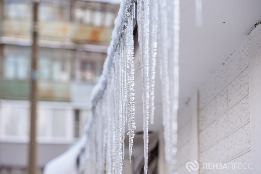 Глава Пензы Олег Денисов призвал срочно избавить крыши и балконы домов от наледи и сосулек