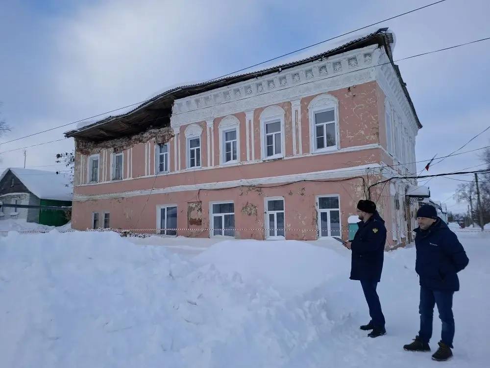 В Спасске частично обрушилось здание городской администрации