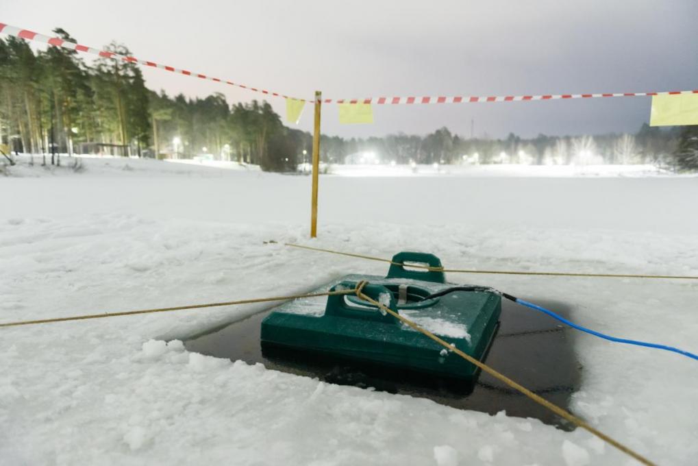 В Заречном на пруду установили специальное оборудование для зимовки рыбы