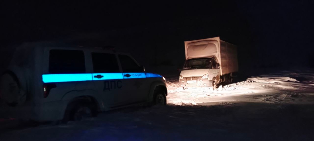 В Башмаковском районе инспекторы ДПС и отряд «Тигр» вытащили ГАЗель из сугроба