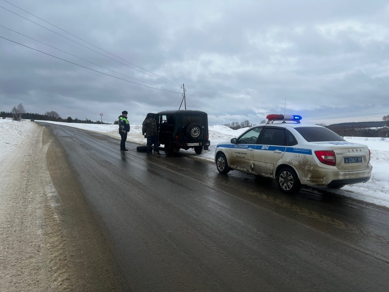В Никольском районе инспекторы ДПС помогли водителю с пробитой шиной
