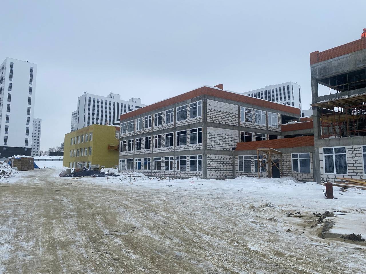 В будущей школе на 550 мест в Пензе приступили к утеплению фасада