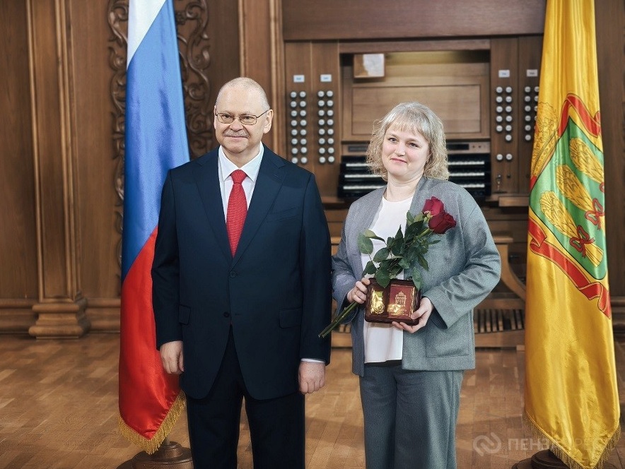 Губернатор Олег Мельниченко вручил пензячкам награды в преддверии 8 Марта
