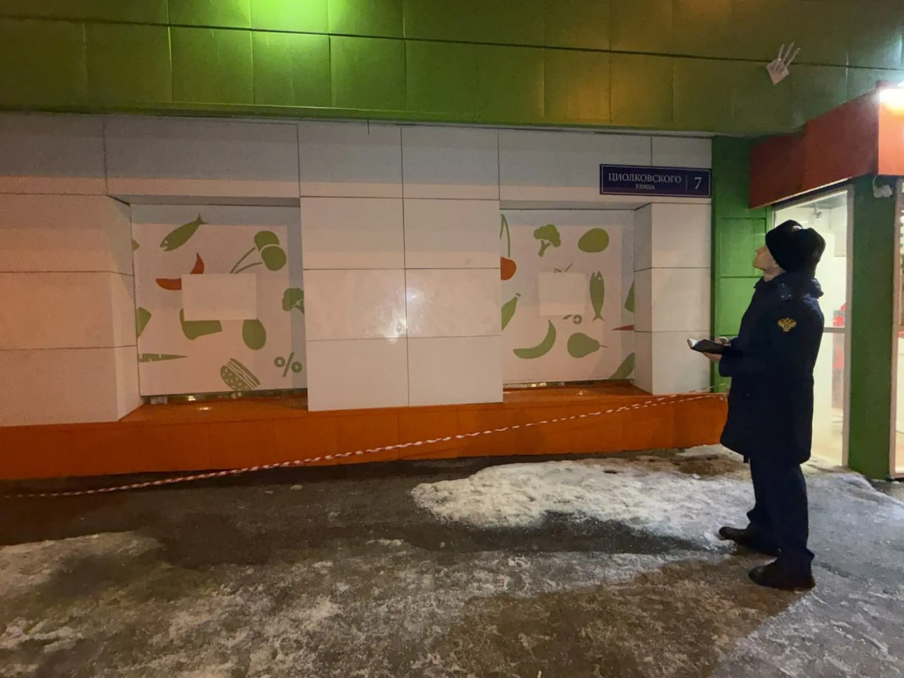 На улице Циолковского в Пензе женщина пострадал от падения глыбы льда с крыши