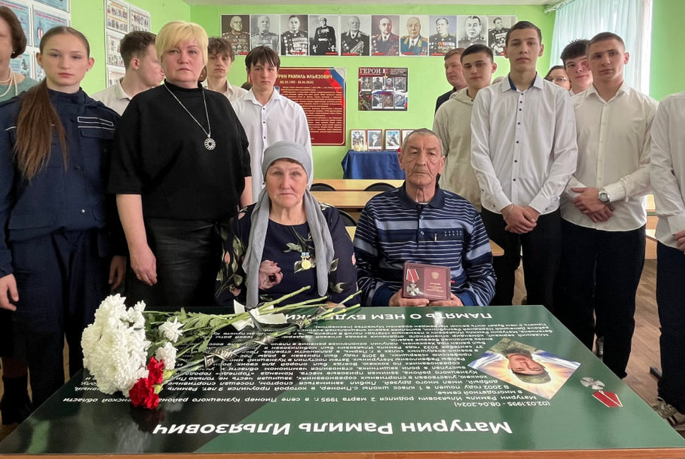 В Кузнецком многопрофильном колледже установили «Парту Героя»