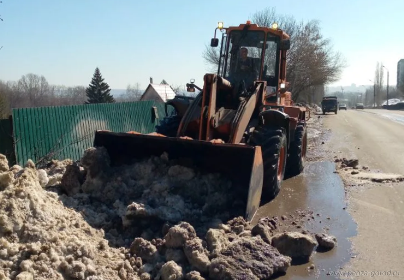 В Пензе более 140 коммунальщиков благоустраивают улицы