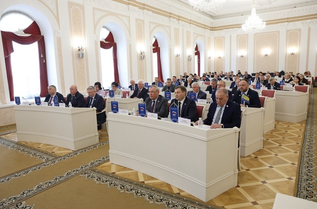 Отчет губернатора, земля семьям с детьми, поддержка переселенцев: в пензенском Заксобрании прошла сессия