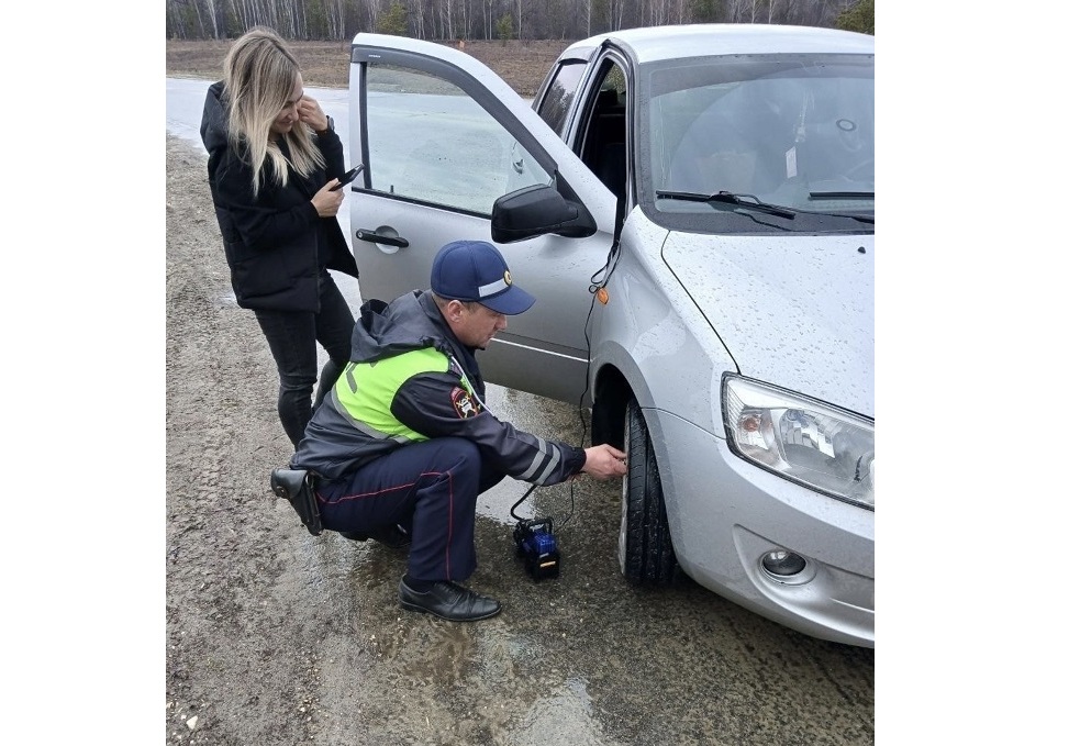 В Лопатинском районе инспекторы ДПС помогли автоледи накачать колесо