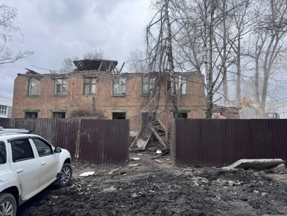 На улице Воровского в Пензе приступили к сносу аварийного дома